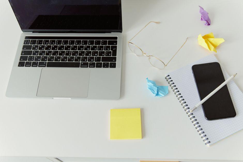 Équipe préparant la création d’un site internet pour une entreprise Équipe préparant la création d’un site internet pour une entreprise
