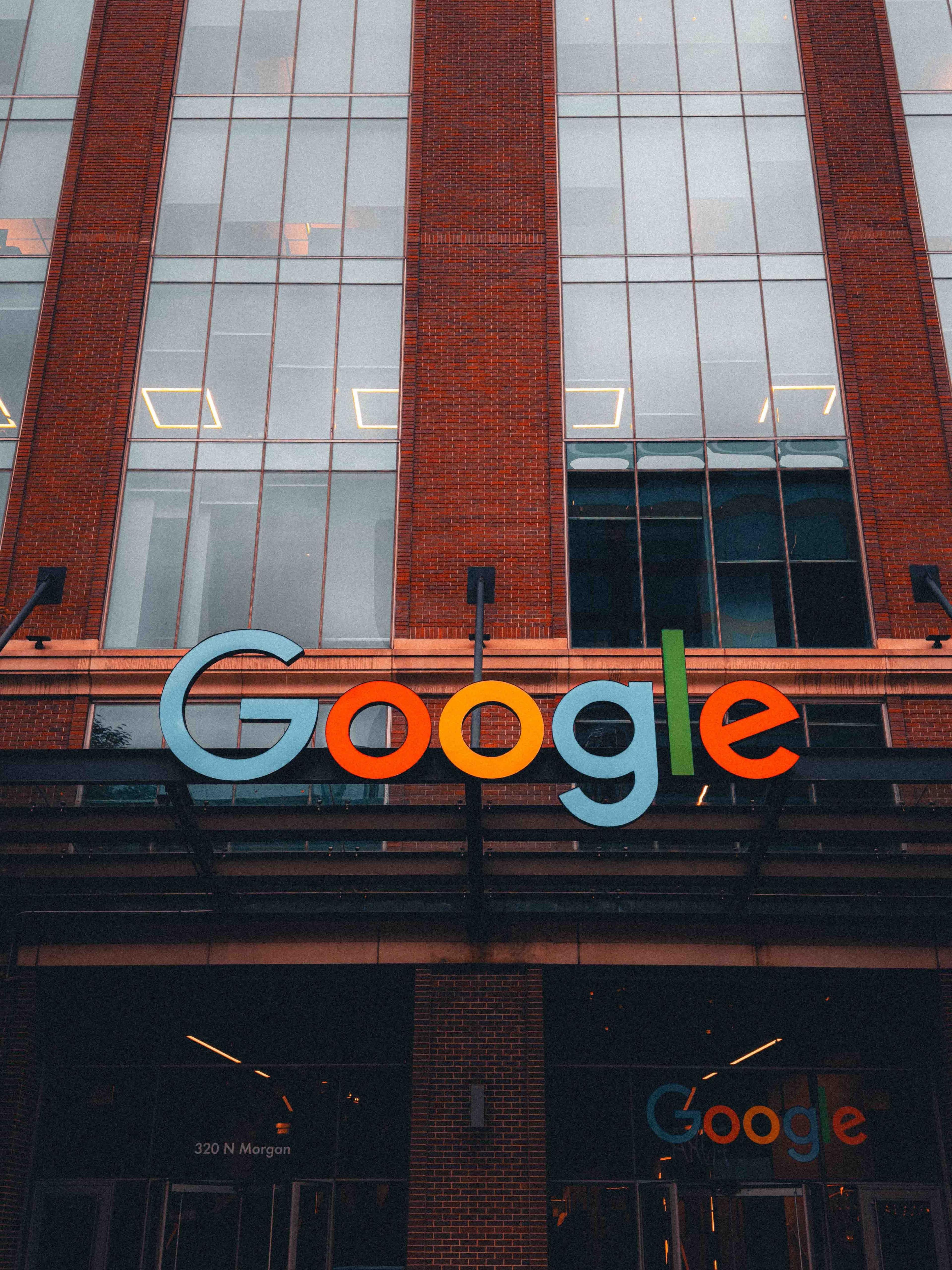 Ordinateur affichant une recherche Google et des données de référencement Ordinateur affichant une recherche Google et des données de référencement